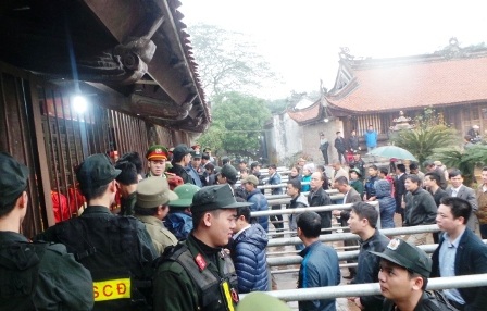 Sau khi xin được ấn người dân và du khách quay lại cầu khấn tại các nhà Đền.