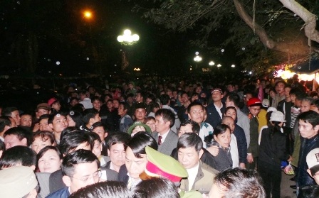 Càng sát giờ làm lễ, bắt đầu có hiện tượng xô đẩy, chen chúc nhau.