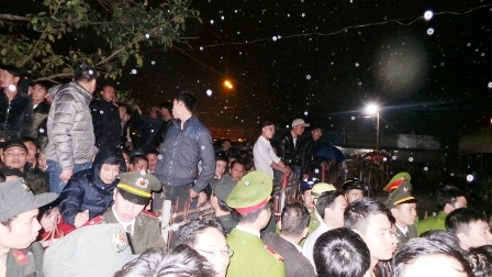 Trèo cả lên hàng rào.