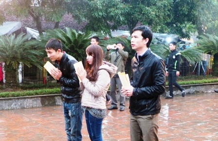 Sau khi xin được ấn người dân và du khách quay lại cầu khấn tại các nhà Đền.