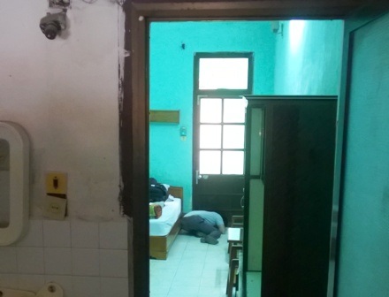 Thi thể nạn nhân được phát hiện chết trong tư thế úp sấp mặt xuống nền nhà.