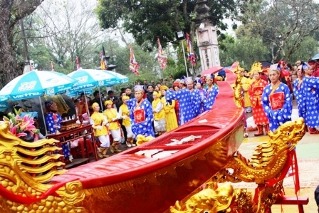 Người dân ném tiền vào thuyền rồng trong nghi lễ “Rước nước Tế cá” cầu may.