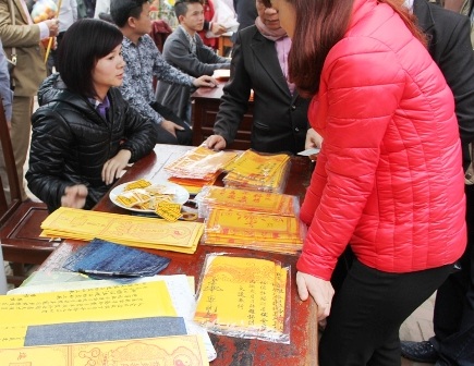  Người dân và du khách viết sớ dâng hương.