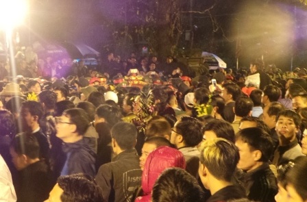  Mỗi người một cành lộc khiến lễ hội Khai ấn trở nên phản cảm.