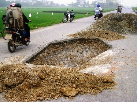  Đào hố giữa đường rồi để đó... bẫy người đi đường