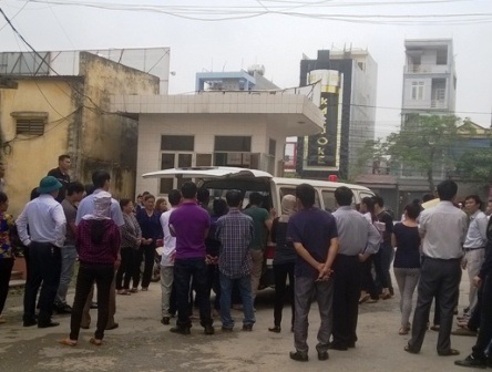 Nhiều người đến xem sự việc trước nhà khách.