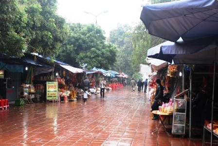 Các hàng quán la liệt trong sân Đền Bảo Lộc.