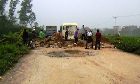  Một chiếc xe ô tô vất vả khi đi qua QL38 đoạn đang thi công.