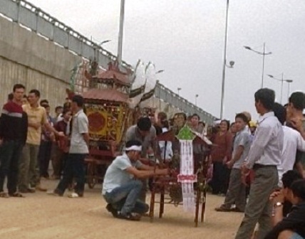 Người thân, bà con lối xóm và bạn bè đưa tiễn anh Cường về nơi an nghỉ.