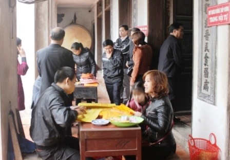 Phớt lờ chỉ đạo, tình trạng đóng ấn thu tiền tại nội cung đền Bảo Lộc vẫn diễn ra.