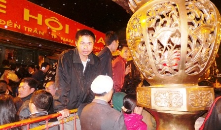  Sau đấy dòng người bắt đầu ùn ùn kéo vào trèo lên các hàng rào sắt.