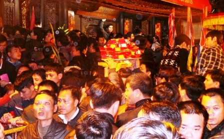 Cảnh xô đẩy, chen lấn khiến nhiều người dâng lễ hết sức vất vả.