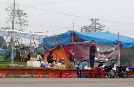 Nhiều dịch vụ ăn uống vỉa hè cũng thi nhau mọc lên.