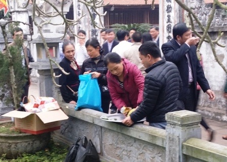  Sắp lễ ngay trên hàng rào của Đền Trùng Hoa.