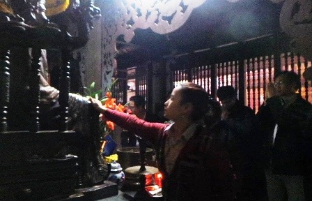  Nhiều người dùng tay và tiền xoa lên tượng Đền Trần.