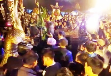 Nhiều đồ vật bị trên điện thờ bị rơi xuống vì cảnh cướp lộc.