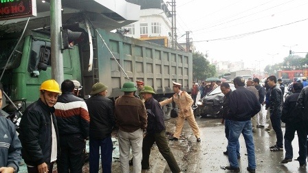 Lực lượng CSGT có mặt giải quyết vụ tai nạn.