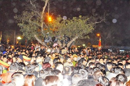 Biển người chen lấn tại lễ hội Đền Trần năm 2014.