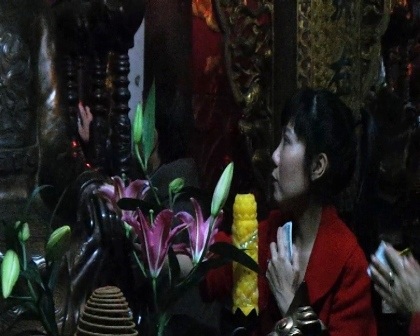  Nhiều người dùng tay và tiền xoa lên tượng Đền Trần.