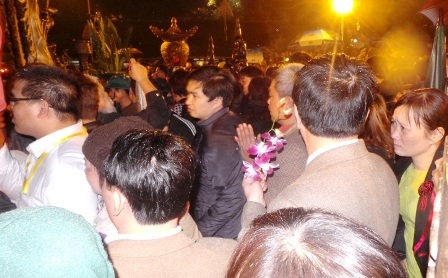  Nội cung đền Thiên Trường cũng nháo nhác người