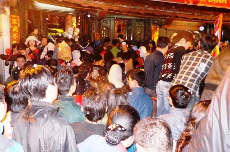  Nội cung đền Thiên Trường cũng nháo nhác người