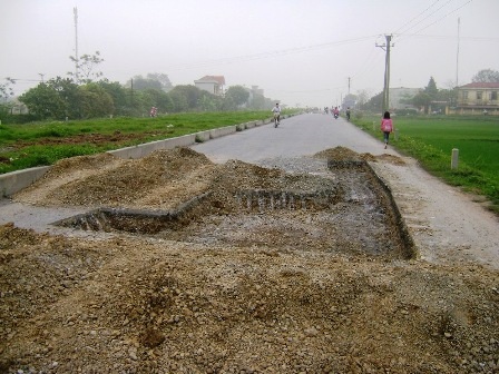 Đơn vị thi công sữa chữa đường nhưng không hề cắm biển báo.