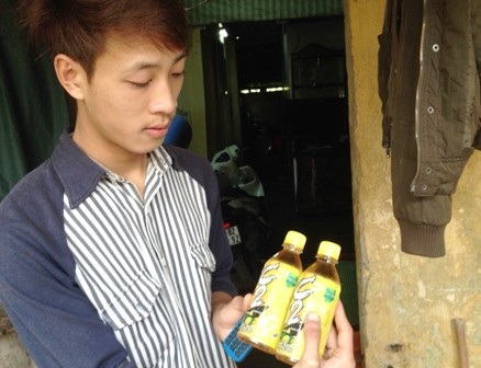 So sánh mực nước trong chai vẫn không có sự chênh lệch với chai nước còn nguyên khác.