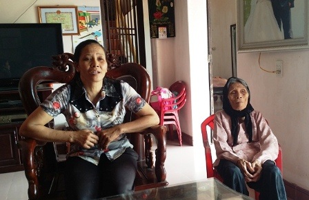 Nỗi đau lúc cuối đời của người mẹ có 2 con liệt sĩ - 2 Chị The bức xúc khi mẹ mình bị đối xử tàn tệ.