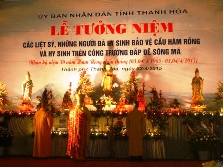 Lễ cầu siêu các liệt sỹ và giáo sinh trường y bên dòng sông Mã