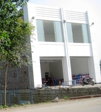 Một trong 4 hộ dân tại xã Hoằng Anh đã xây dựng xong căn nhà và mở dịch vụ kinh doanh.