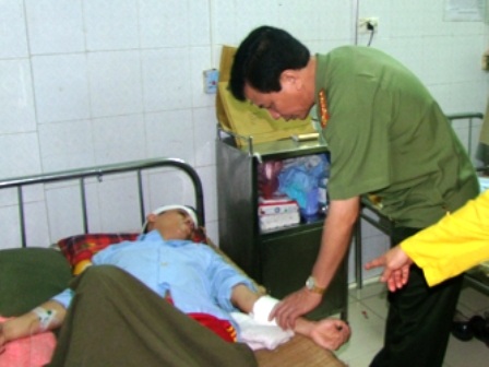 Bắt 2 đối tượng tấn công cán bộ công an - 1 Nhóm côn đồ tấn công khiến 2 chiến sỹ công an bị thương.
