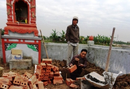 Nỗi đau của mẹ có 2 con liệt sĩ: Con đòi mẹ 60 triệu tiền... chăm sóc! - 1 Ông Ba đập phá phần “an nghỉ” sau này của mẹ Lụa.