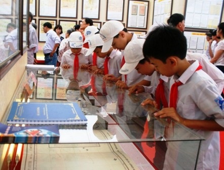  Nhiều học sinh thích thú trước những tư liệu lịch sử.