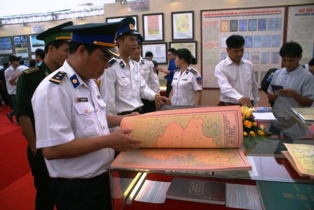 Chiến sỹ Hải Quân xem lại các bản đồ cổ về hai quần đảo Hoàng Sa và Trường Sa.