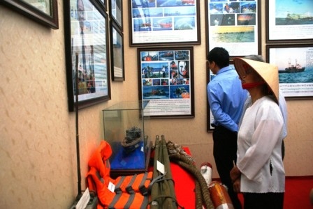 Người dân Ninh Bình chứng kiến các tư liệu về Hoàng Sa và Trường Sa.