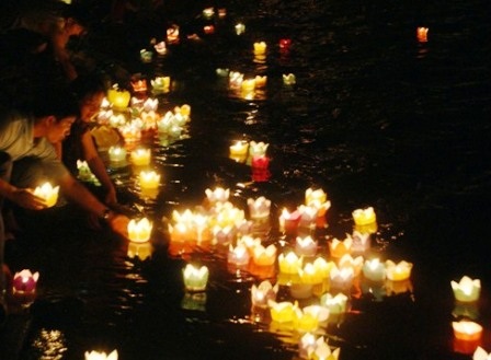  Dòng sông Mã nơi các liệt sỹ đã hi sinh được thắp sáng bởi 1.000 ngọn đèn hoa đăng.