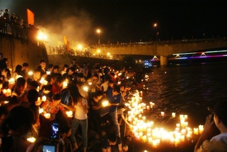 Hàng trăm người cùng nhau chen chân thả hoa đăng cầu siêu cho các liệt sỹ.