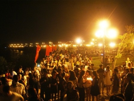 Người dân và du khách đổ về dự lễ cầu siêu chật kín công viên bên bờ nam sông Mã.