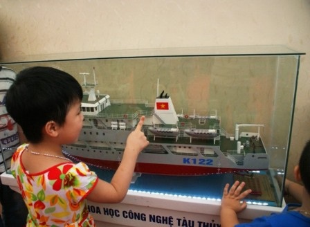  Em bé thích thú với mô hình tàu Hải Quân.