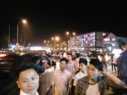 Dòng người chật cứng trên nhiều ngả đường hướng về khu vực làm lễ.