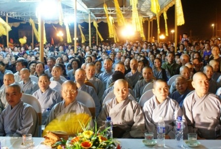 Lễ cầu siêu các liệt sỹ và giáo sinh trường y bên dòng sông Mã