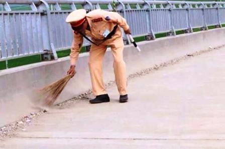 CSGT đi… quét đường