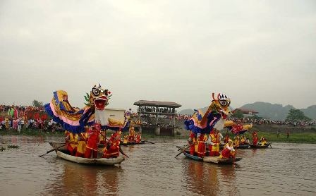  Mở đầu lễ khai hội là rước thuyền rồng đi lấy nước.