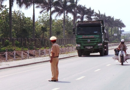 Lực lượng CSGT tiến hành kiểm tra phương tiện.