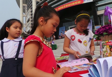 Triển lãm thu hút nhiều em học sinh tham dự.