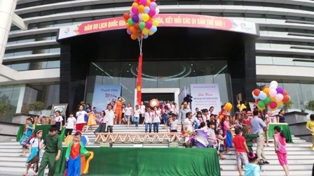 Học sinh hào hứng tìm hiểu về sách.