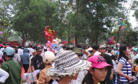 Hàng vạn người dân, du khách đến với lễ hội Lê Hoàn năm 2015.