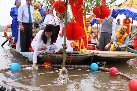 Lễ lấy và rước nước từ dưới sông lê đền thờ để thờ cúng theo truyền thống.