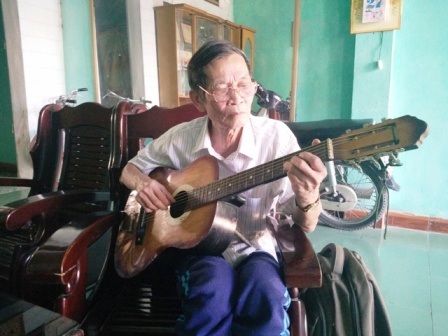 Mỗi khi nhớ về ký ức thời máu lửa, ông Chi lại đem đàn ra hát những bài ca sống mãi với thời gian.
