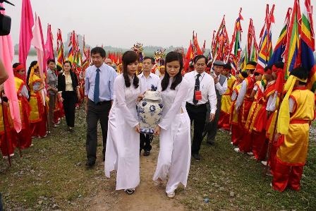 Lễ lấy và rước nước từ dưới sông lê đền thờ để thờ cúng theo truyền thống.